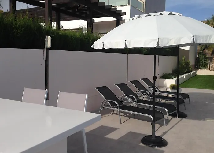 Modern Frontline Golf Willa